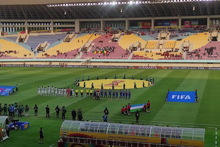 Pertandingan pembuka Grup B Piala Dunia U17 2023 di Stadion Manahan, Solo, yang menyajikan laga Mali vs Uzbekistan pada Jumat (10/11/2023) sore WIB.