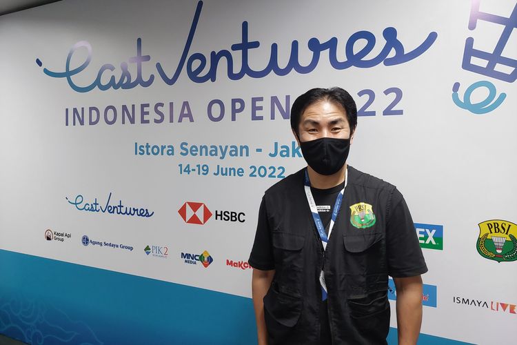 Jurnalis asal Jepang Haruo Shikaya yang turut meliput Indonesia Open 2022 di Istora Senayan, Jakarta, Kamis (16/6/2022). 