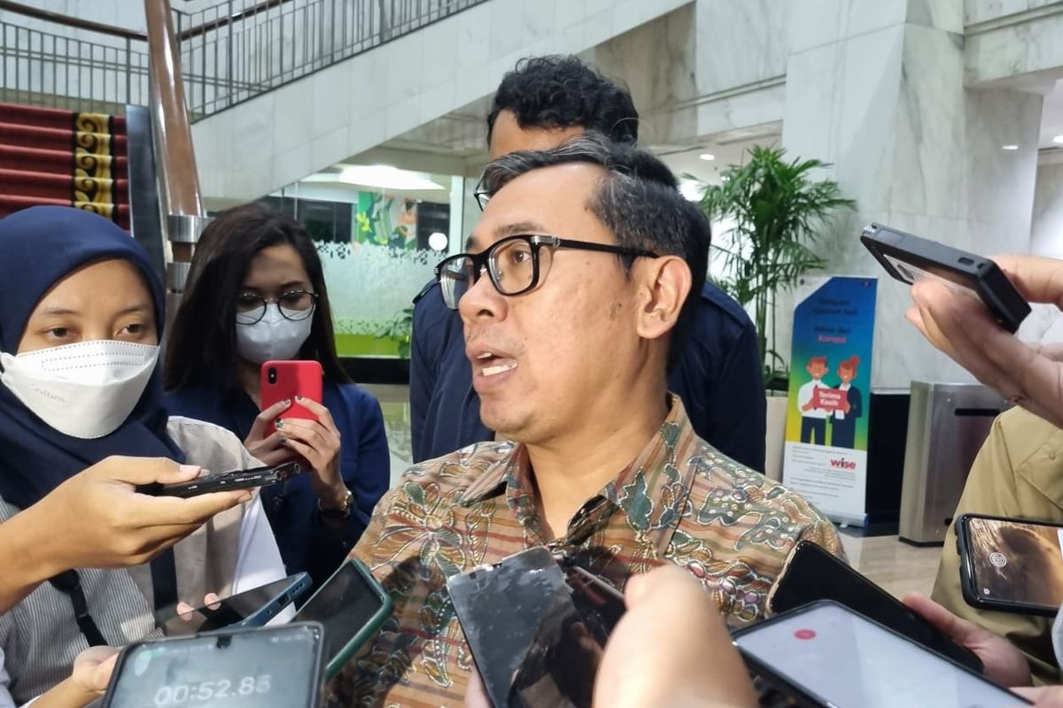 Staf Khusus Menteri Keuangan Yustinus Prastowo saat ditemui awak media di Gedung Kemenkeu, Jakarta, Kamis (3/3/2023). Kemenkeu menjawab kritikan Faisal Basri soal hilirisasi.