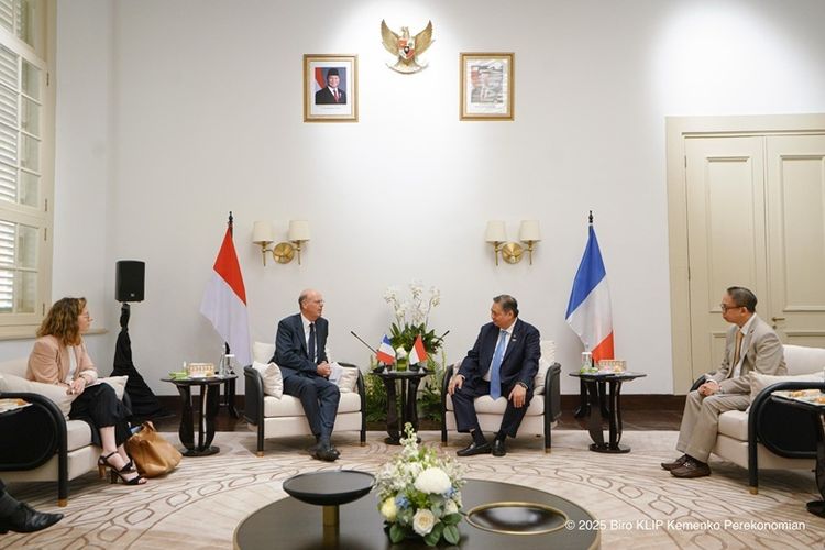 Menteri Koordinator Bidang Perekonomian Airlangga Hartarto serta Menteri Ekonomi, Keuangan, dan Kedaulatan Industri dan Digital Prancis Eric Lombard melakukan pertemuan di Gedung AA Maramis, Jakarta, Rabu (28/5/2025).