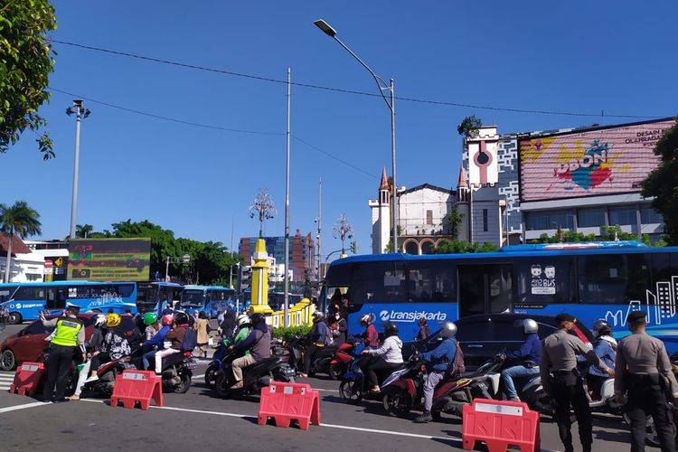 Simpang Harmoni macet, aparat gabungan dari unsur TNI-Polri melakukan penyekatan di akses menuju Patung Kuda dari simpang Harmoni, Jakarta Pusat, pada Kamis (2/12/2021). 