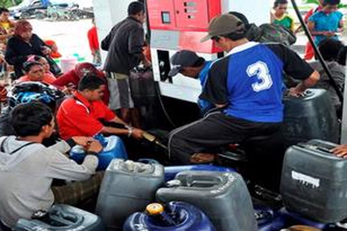 Ilustrasi: Antrian BBM terjadi hampir setiap hari di SPBU Bungku, Kabupaten Morowali, Sulawesi Tengah. Antrian ini bertambah parah karena pembeli yang mengisi jerigen dan SPBU ini adalah satu-satunya di Bungku dan melayani hingga tujuh kecamatan. Diduga pembelian menggunakan jerigen untuk diselundupkan ke industri yang ada di Morowali. 