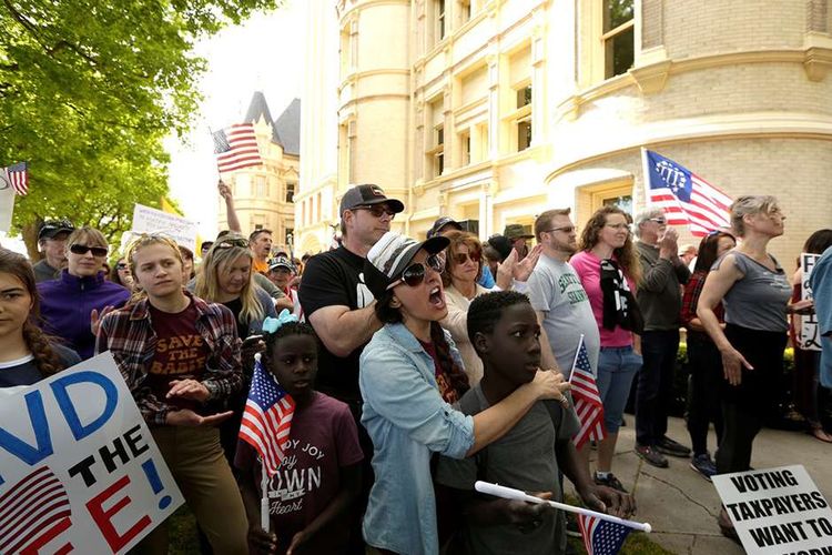 Pengunjuk rasa memprotes perintah tinggal di rumah untuk menekan penyebaran penularan virus corona (Covid-19) di depan gedung pengadilan provinsi di Spokane, Washington, Amerika Serikat, Jumat (1/5/2020). Wabah Covid-19 yang masih menghantui dunia dan berimbas pada banyak sektor kehidupan, memunculkan aksi unjuk rasa di sejumlah negara.