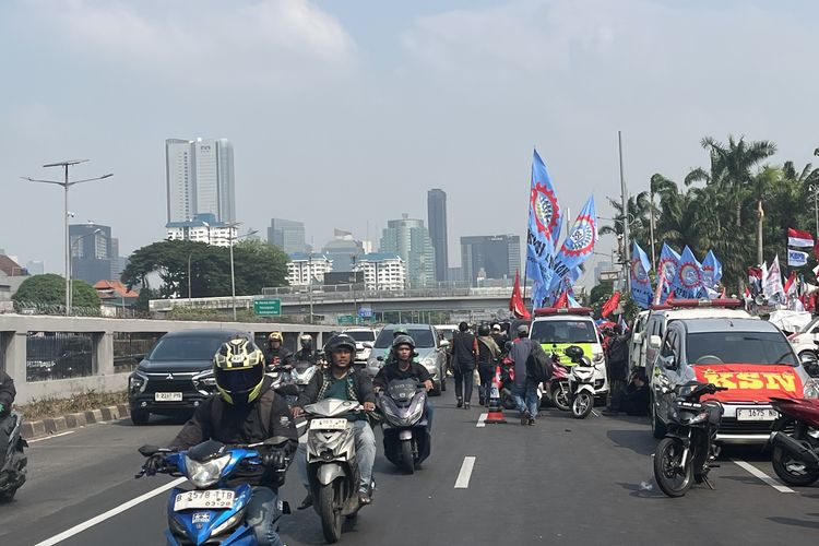 Jalan Gatot Subroto Depan Gedung DPR Dibuka Sebagian, Kendaraan Sudah Bisa Melintas