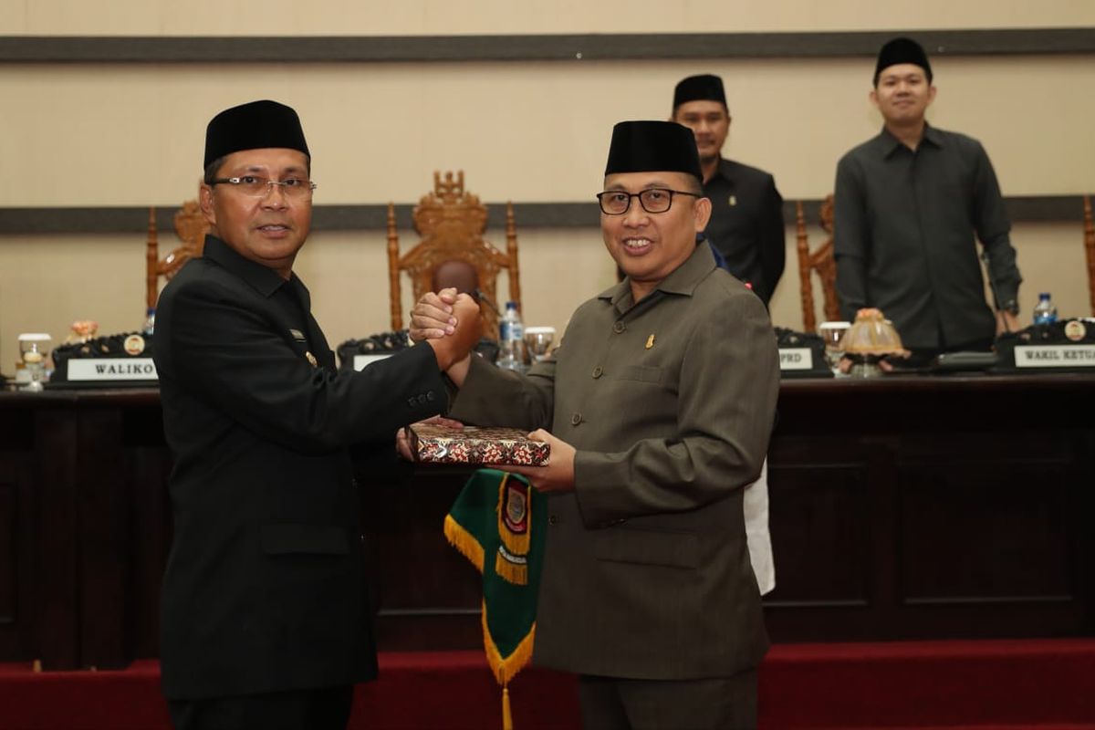 Wali Kota Makassar Mohammad Ramdhan ?Danny? Pomanto (kiri) dalam Rapat Paripurna di Gedung DPRD Kota Makassar, Selasa (7/5/2019).