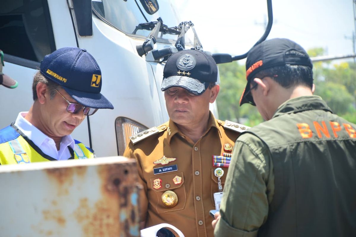Gubernur Jawa Tengah (jateng) Ahmad Luthfi bersama Kepala Badan Nasional Penanggulangan Bencana (BNPB) Suharyanto meninjau langsung rumah pompa Sringin dan Kolam Retensi Terboyo Kota Semarang, Senin, (3/11/2025).  