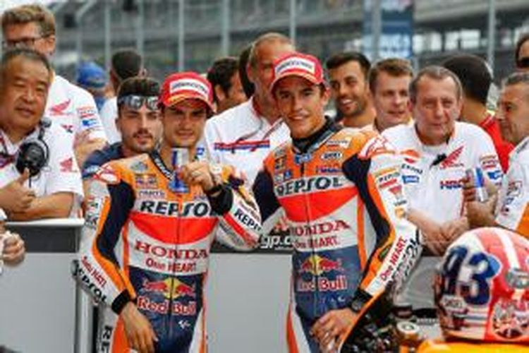 Dua pebalap Repsol Honda asal Spanyol, Marc Marquez (kanan) dan Dani Pedrosa, berpose setelah meraih posisi start satu dan dua pada kualifikasi GP Indianapolis di Sirkuit IMS, Sabtu (8/8/2015).