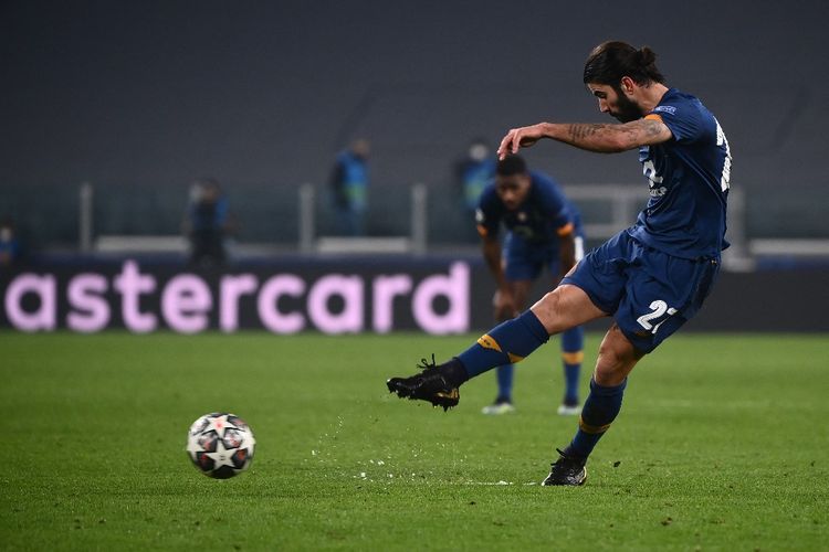 Gelandang FC Porto Sergio Oliveira melepaskan tendangan bebas yang berujung gol ke gawang Juventus pada laga leg kedua babak 16 besar Liga Champions 2020-2021 di Stadion Allianz, 9 Maret 2021.