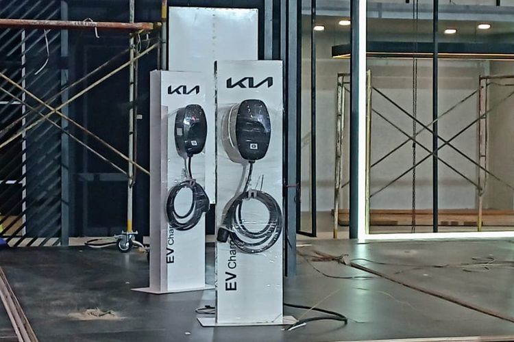 Charging station untuk mobil listrik KIA pada GIIAS 2022