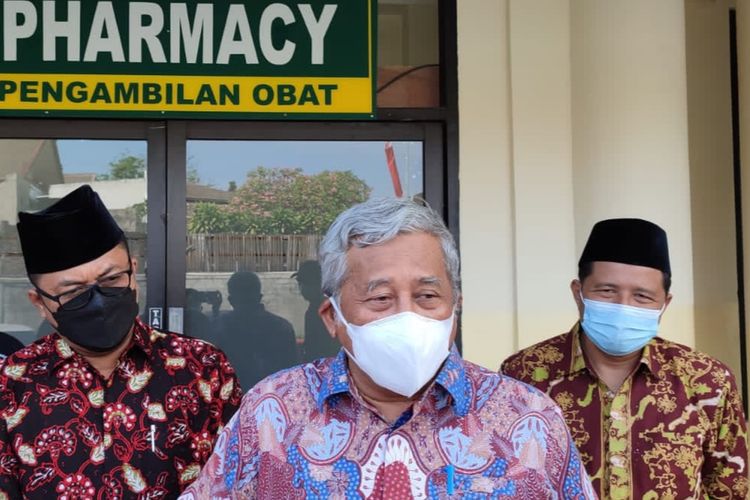 Prof M Nuh menyambut KH Miftahul Akhyar di RSI Jemursari Surabaya, Kamis (12/8/2021).