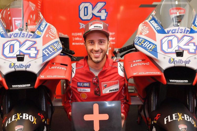 Andrea Dovizioso berpose dengan dua tunggangannya setelah meneken kontrak dua tahun bersama Ducati,
