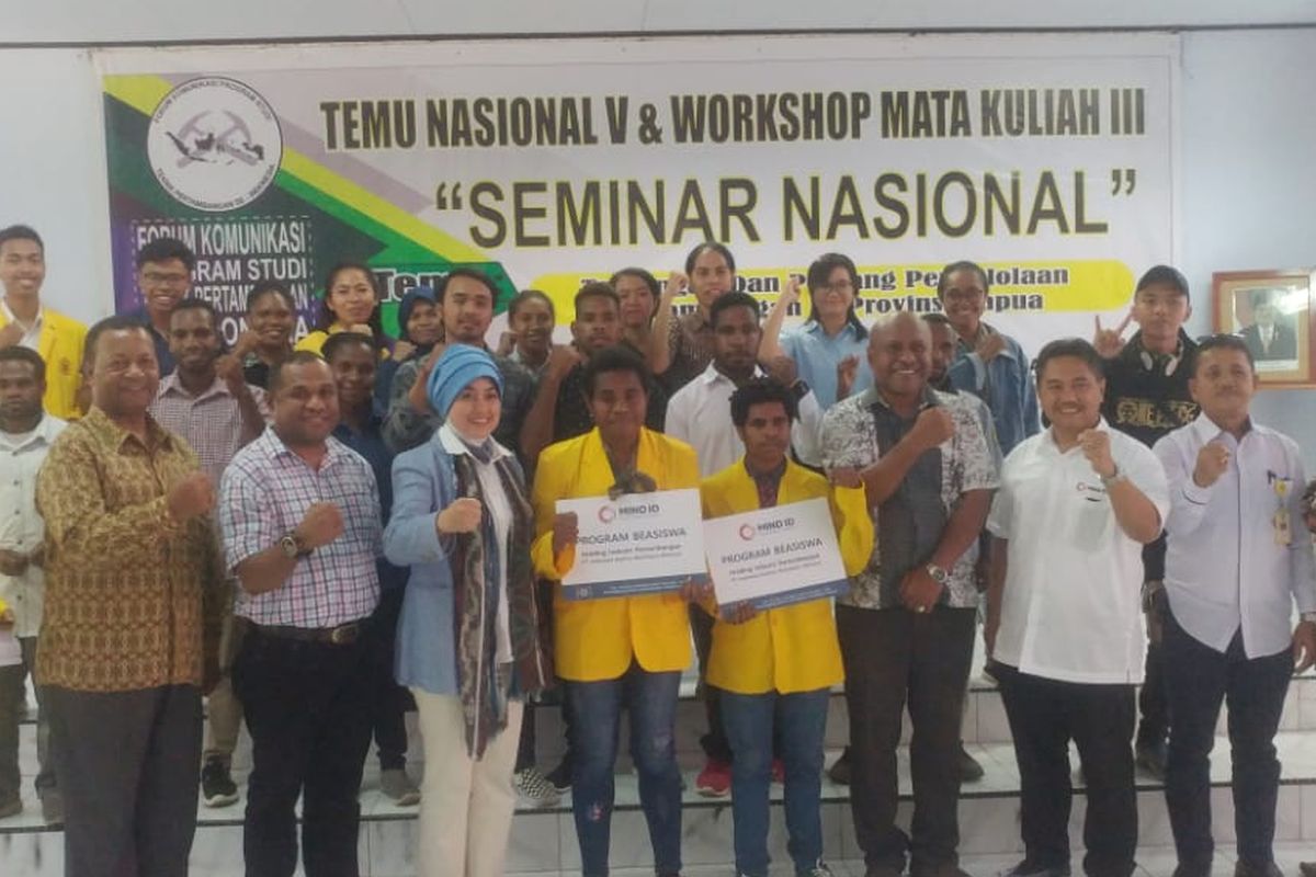 MIND ID berikan beasiswa kepada 10 mahasiswa Universitas Cendrawasih (Uncen) pada acara Temu Nasional dan Workshop Mata Kuliah III Forum Komunikasi Program Studi Teknik Pertambangan se-Indonesia 2019, di Kampus Uncen, Jayapura, Papua, Jumat (23/8/2019). 