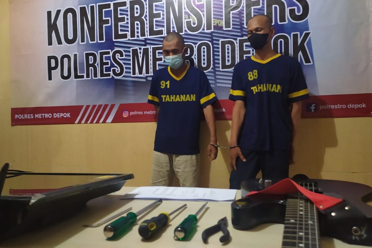 Dua pencuri rumah kosong diamankan Satreskrim Polres Metro Depok, saat hendak melakukan transaksi jual beli barang curiannya dengan cash on delivery (COD) di Cilodong, Depok, Jawa Barat. 