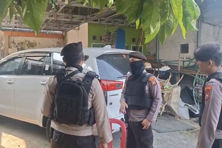 KPK Geledah Rumah Kontraktor di Bengkulu, Bawa Tiga Koper