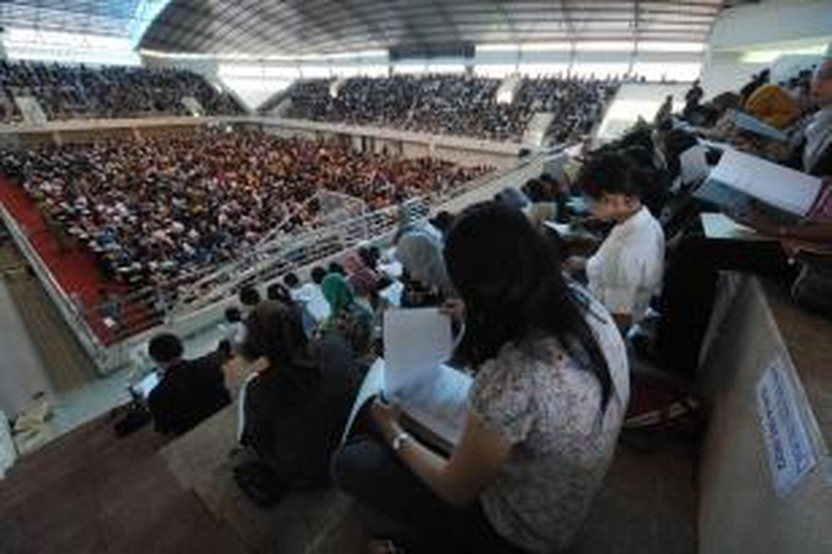 Ribuan orang mengikuti tes calon pegewai negeri sipil (CPNS) di lingkungan Pemerintah Kota Malang di GOR Ken Arok, Kota Malang, Jawa Timur, Minggu (12/12/2010). Sebanyak 9.142 peserta mengikuti tes CPNS Kota Malang yang memperebutkan 235 lowongan. Menjadi pegawai negeri masih menjadi dambaan banyak orang.  