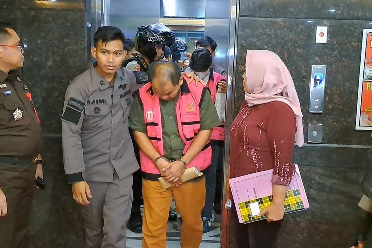 ATL dan MRU tersangka dugaan tindak pidana korupsi PT Surveyor Indonesia Cabang Makassar Tahun 2019 - 2022 yang rugikan negara 20 miliar saat digelandang ke mobil tahanan Kejati Sulsel, Kamis (9/11/2023) malam.