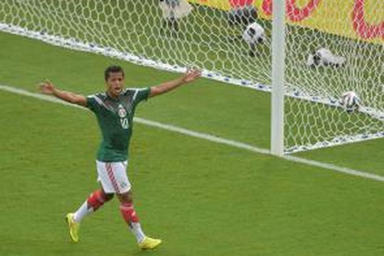 Penyerang tim nasional Meksiko, Giovani dos Santos kecewa karena golnya dianulir saat melawan Kamerun, Jumat (13/6/2014).  