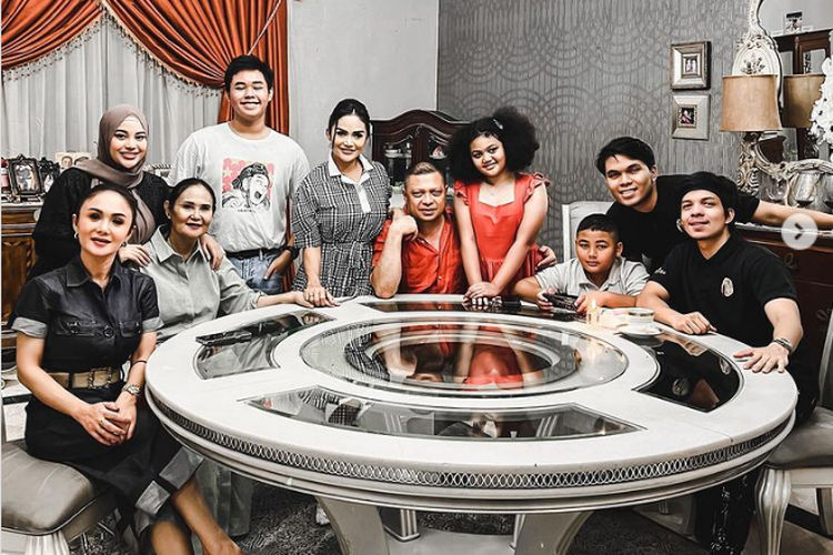 Atta Halilintar dan Aurel Hermansyah bertemu dengan keluarga besar Krisdayanti dan Raul Lemos.