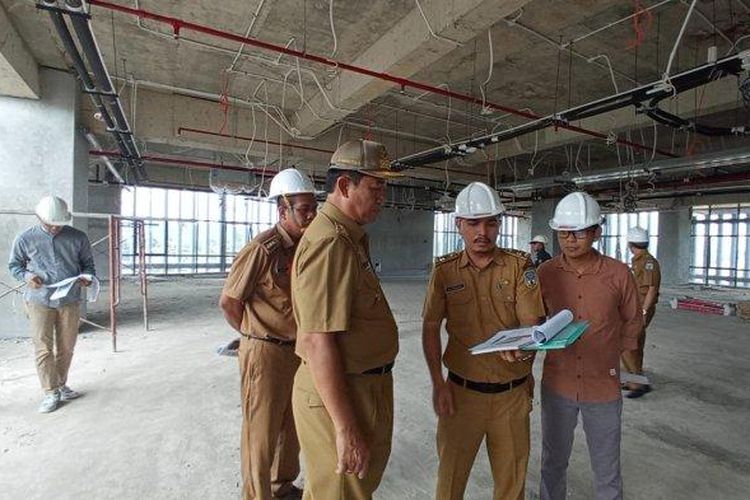 Wagub Kaltara Yansen Tipa Padan saat meninjau proses pembangunan Gedung DPRD Kaltara, Senin (14/11/2022).