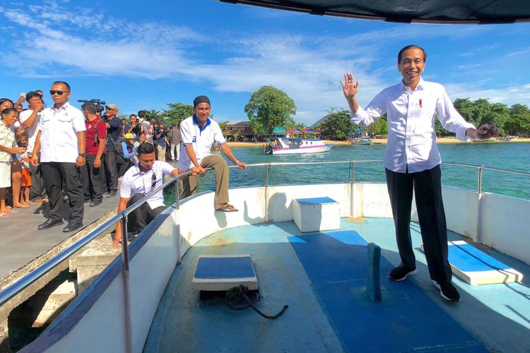 Presiden Joko Widodo saat di Kepulauan Bunaken, Jumat (5/7/2019). Turut pula mendampingi Presiden adalah Gubernur Sulawesi Utara Olly Dondokambey, Sekretaris Kabinet Pramono Anung, Menteri Perhubungan Budi Karya Sumadi, Menteri PUPR Basuki Hadimuljono.