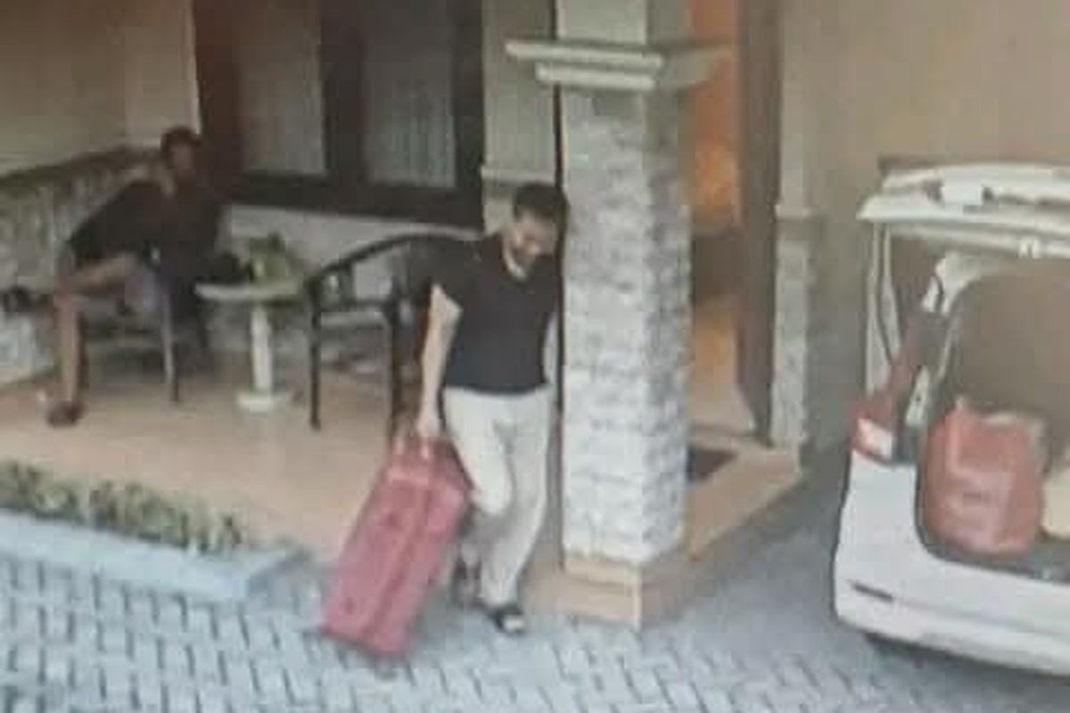 Di depan kamar hotel terlihat aktivitas tersangka RTH dan kerabatnya MAM sebelum membuang mayat dalam koper, Senin (27/1/2025)