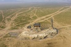 Penampakan Kuil Bersejarah di Pulau Luoxingdun Usai Danau Air Tawar Terbesar China Terdampak Kekeringan Parah
