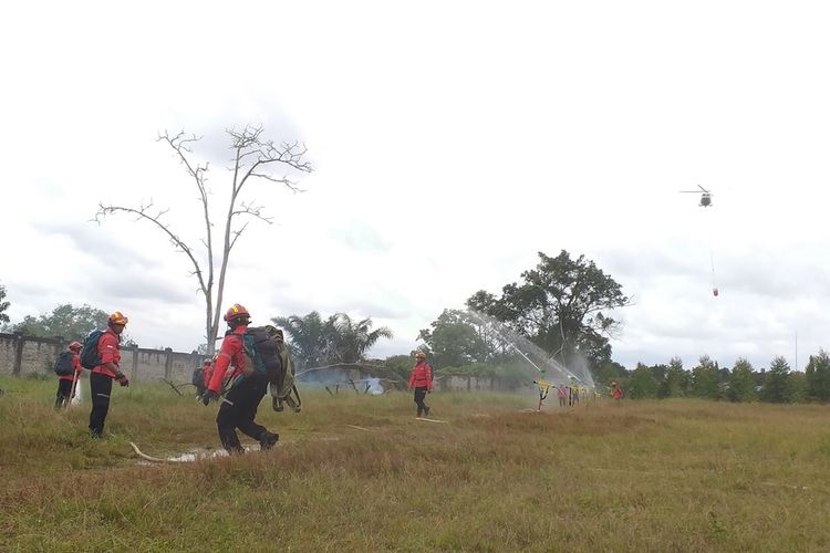 Tim pemadam Arara Abadi saat melakukan simulasi pemadaman karhutla, di Kabupaten Siak, Riau, Rabu (15/2/2023).