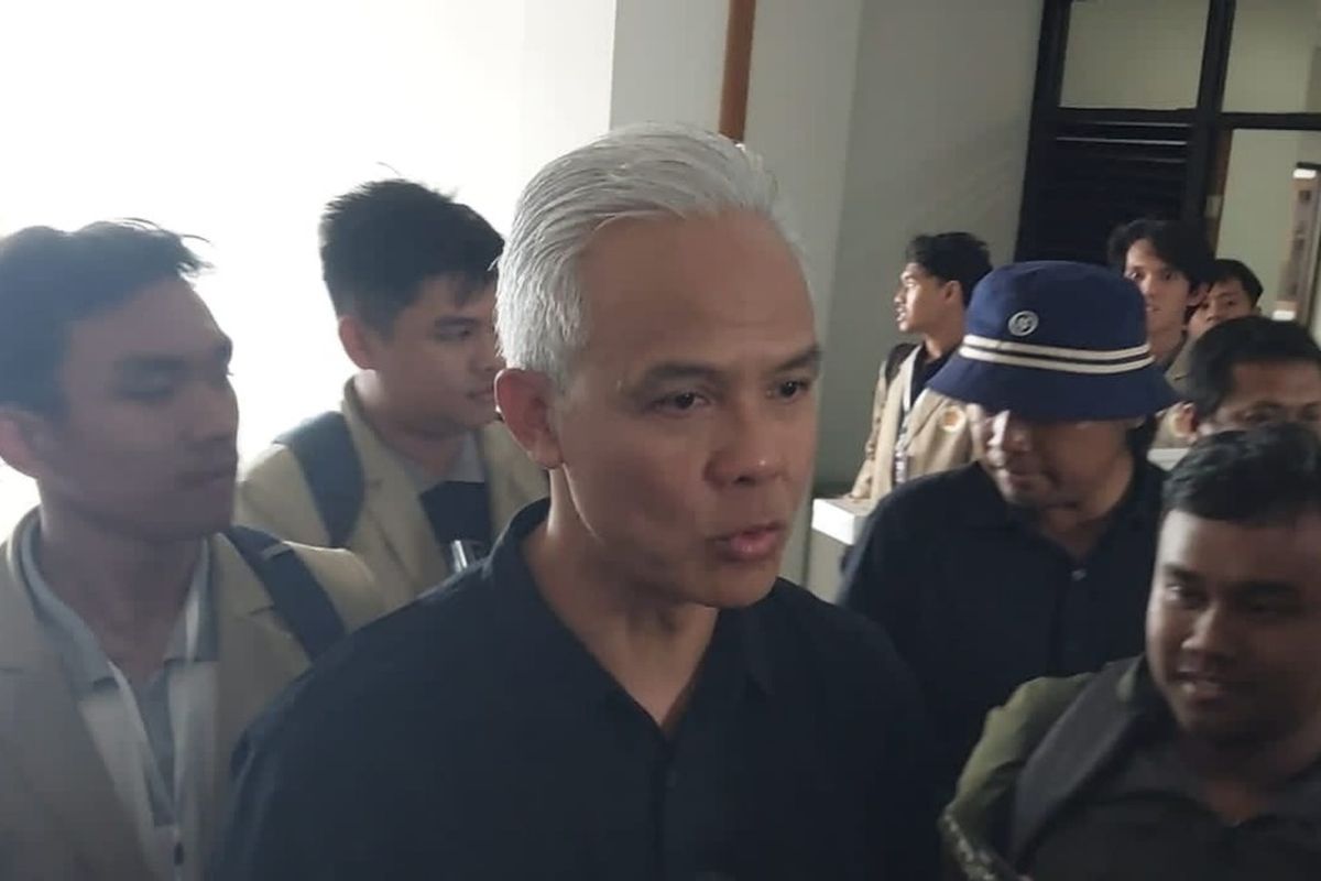 Ganjar Pranowo saat menemui wartawan usai mengikuti acara di Fisipol Universitas Gadjah Mada (UGM), Senin (26/08/2024)