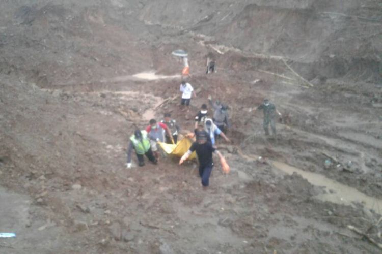 Tim Gabungan SAR mengevakuasi jenazah ketujuh korban hilang tanah longsor yang ditemukan di sektor B, Desa Banaran, Kecamatan Pulung, Kabupaten Ponorogo, Jawa Timur, Rabu ( 2/5/2017).
