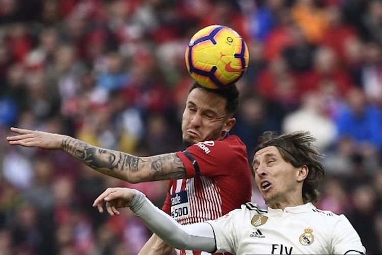 Saul Niguez dan Luka Modric berduel memperebutkan bola di udara pada pertandingan Atletico Madrid vs Real Madrid di Stadion Wanda Metropolitano dalam lanjutan La Liga Spanyol, 9 Februari 2019. 