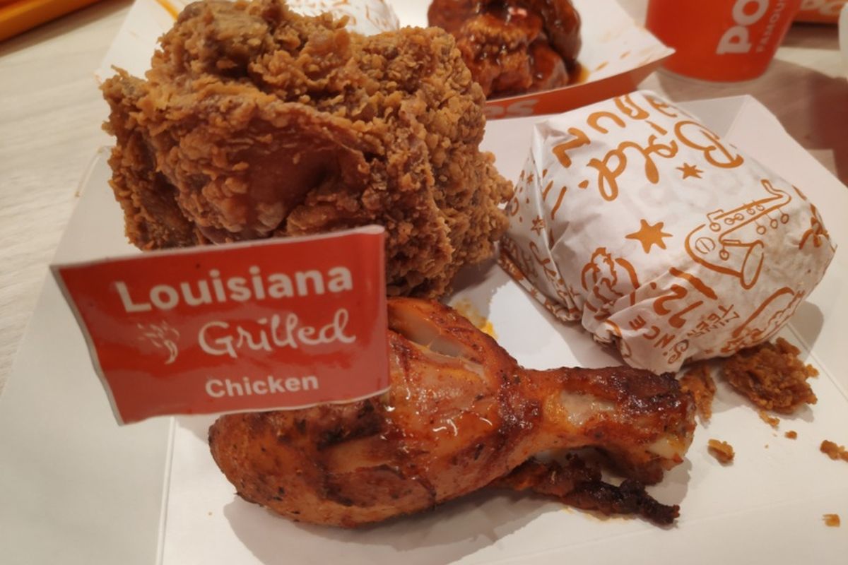 Ayam goreng dan ayam panggang di Popeyes Indonesia. 