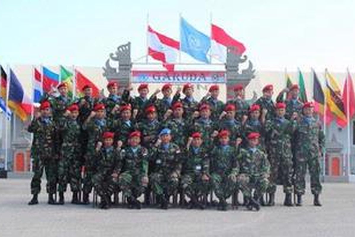 Para prajurit Kopassus di Lebanon melakukan foto bersama.
