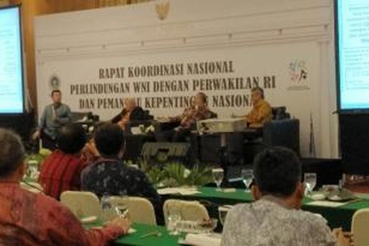 Tenaga Ahli Pengkajian Hukum dan HAM Lembaga Ketahanan Nasional, Irjen Pol. Setyo Wasisto (kedua dari kanan), dalam Rapat Koordinasi Nasional Perlindungan WNI di Balai Kartini, Jakarta, Selasa (20/10/2015).