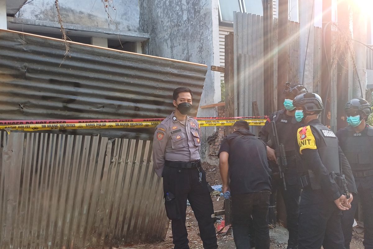 Polisi menjaga ketat tempat kejadian perkara (TKP) ledakan di Jalan Prahu, Setiabudi, Jakarta Selatan, Rabu (18/10/2023).