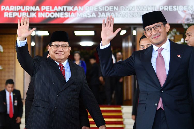 Ketua Umum Partai Gerindra Prabowo Subianto (kiri) bersama Sandiaga Uno tiba untuk menghadiri upacara pelantikan Presiden dan Wakil presiden periode 2019-2024 Joko Widodo dan Ma'ruf Amin di Gedung Nusantara, kompleks Parlemen, Senayan, Jakarta, Minggu (20/10/2019). ANTARA FOTO/Sigid Kurniawan/aww.