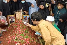 Tangis Anak di Atas Pusara Pak Ogah, Berusaha Tegar Antarkan Ayahnya ke Peristirahatan Terakhir