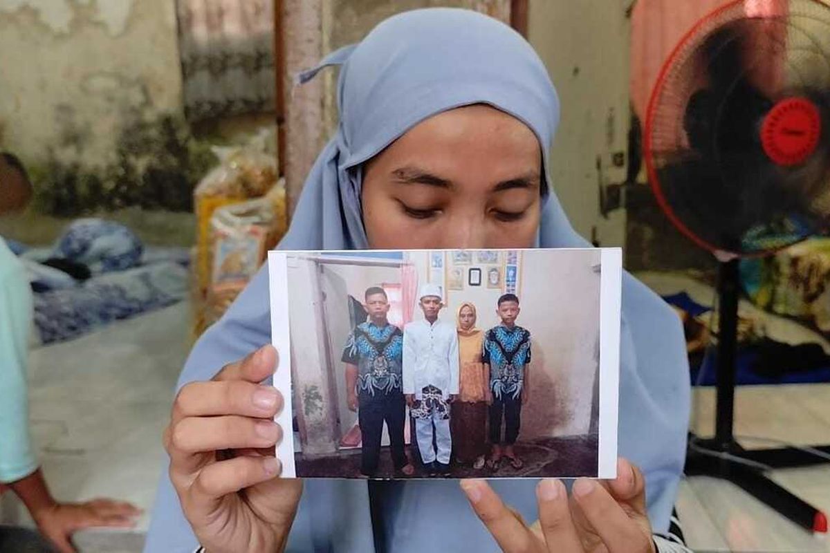 Yuni menunjukan foto suaminya Rhino Ahmadi yang tewas dalam tragedi musibah longsor gunung kuda saat ditemui Kompas.com di rumahnya pada Sabtu (31/5/2025) petang.