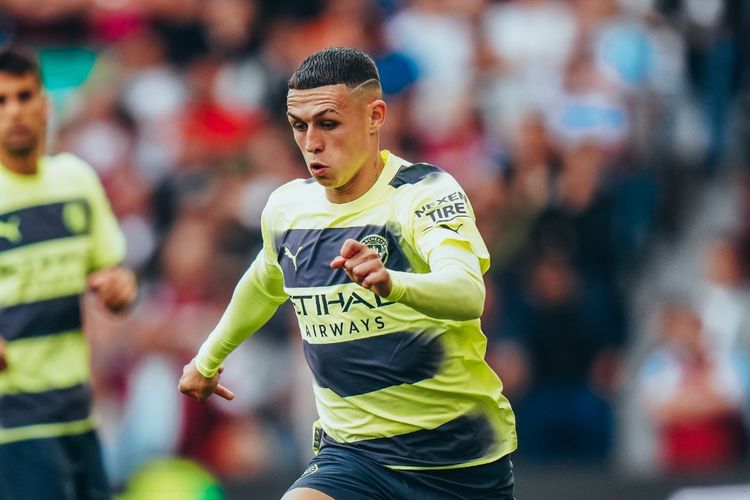 Aksi penyerang Manchester City, Phil Foden, dalam laga Aston Villa vs Man City pada pentas Liga Inggris di Goodison Park Stadium, Sabtu (3/9/2022) malam WIB.