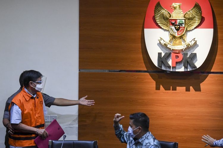 Mantan Direktur Teknik dan Pengelola Armada PT Garuda Indonesia (Persero) Tbk Hadinoto Soedigno (kiri) mengenakan rompi tahanan usai diperiksa di gedung KPK, Jakarta, Jumat (4/12/2020). KPK menahan tersangka Hadinoto Soedigno untuk kepentingan penyidikan perkara dugaan suap pengadaan pesawat dan mesin pesawat dari Airbus S.A.S dan Rolls-Royce P.L.C pada Garuda Indonesia serta tindak pidana pencucian uang. ANTARA FOTO/Hafidz Mubarak A/wsj.