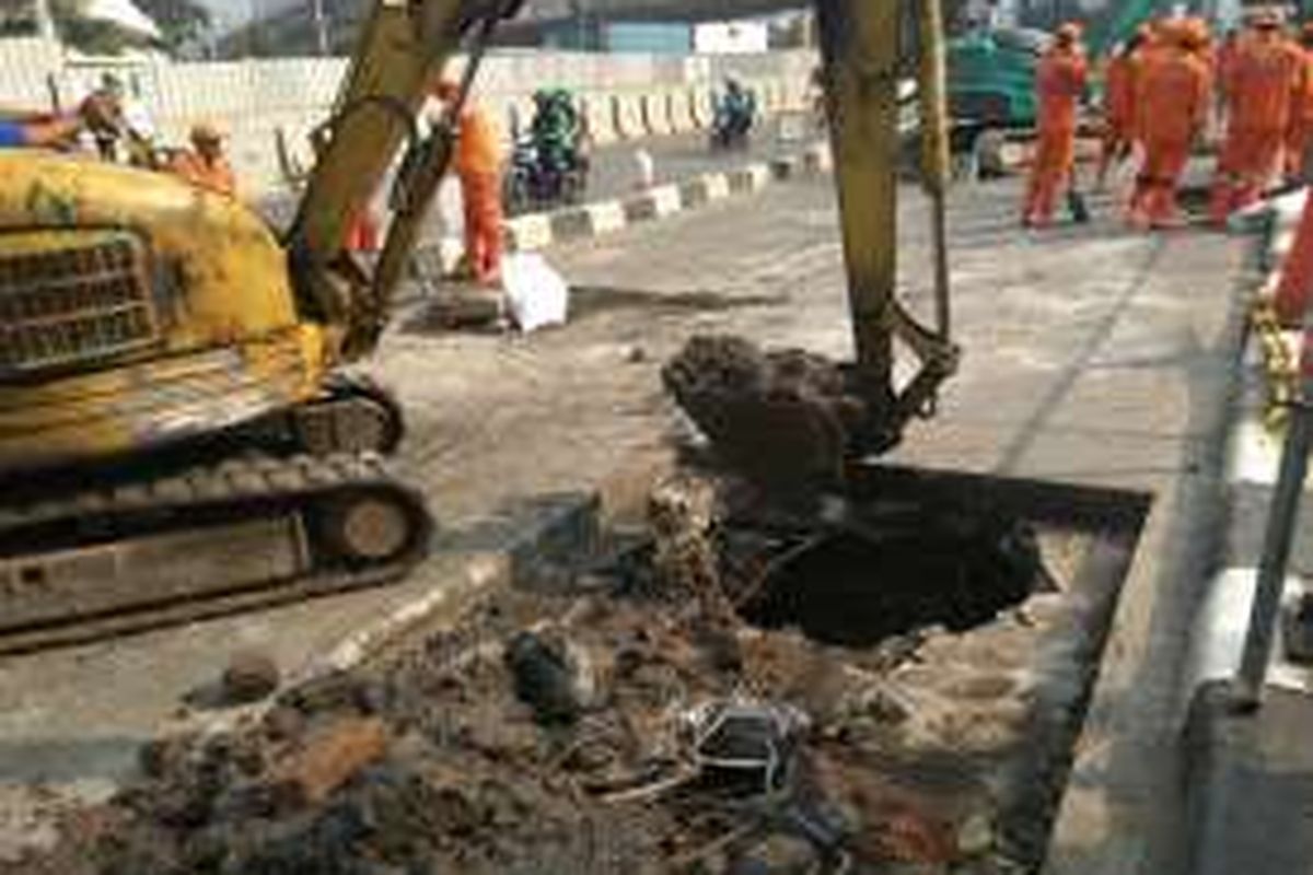 Jalur lambat di Jalan Jenderal Sudirman, di depan Sampoerna Strategic Square, Jakarta Selatan, dibongkar Dinas Tata Air DKI Jakarta, Sabtu (26/11/2016).