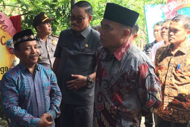 Menteri Pendidikan dan Kebudayaan RI Muhadjir Effendy ditemui M Satuman Ashari, ayah kandung Budi Cahyanto.  