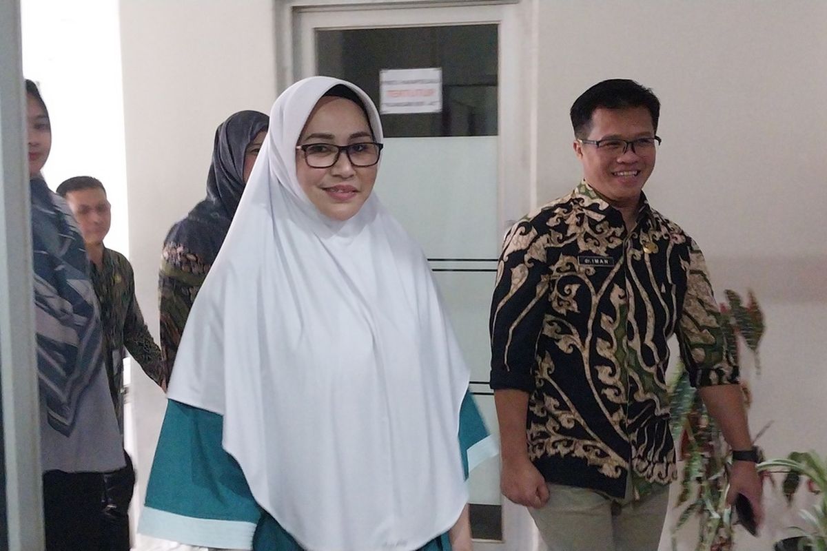 Calon Bupati Pengganti PSU Tasikmalaya, Jawa Barat, Ai Diantani masih memakai baju pasien usai menjalani tes kesehatan dibarengi Direktur RSUD KHZ Mustofa, dokter Iman Firmansyah di rumah sakit setempat pada Kamis (13/3/2025).