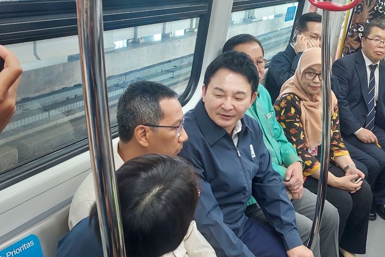 Penjabat (Pj) Gubernur DKI Jakarta Heru Budi Hartono dan Minister for Land Infrastructure and Transport of the Republic of Korea Won Hee-ryong (tiga dari kiri) saat menaiki Light Rapid Transit (LRT) dari Stasiun Velodrome-Stasiun Pegangsaan Dua, Jumat (17/3/2023) siang.