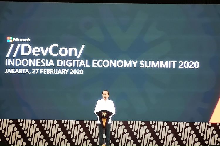 Presiden Jokowi saat memberikan pidato kunci dalam acara Indonesia Digital Economy Summit yang digelar Microsoft di Jakarta, Kamis (27/2/2020). 