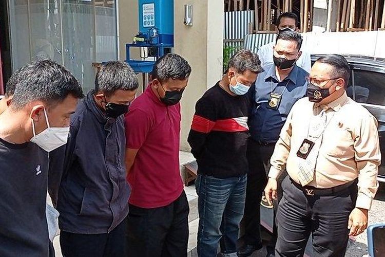Lima oknum pegawai honorer dari sejumlah dinas di Kabupaten Ogan Ilir ditangkap karena melakukan pungli di Pintu Masuk Tol Kramasan (Palembang-Lampung) Kabupaten Ogan Ilir. 
