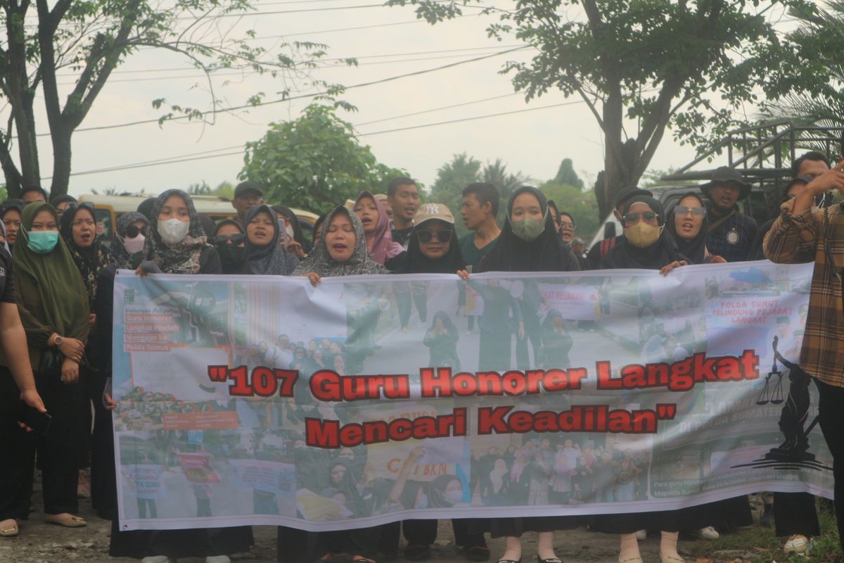 Massa dari guru honor saat berunjuk rasa di PTUN Medan, Senin (23/9/2024)