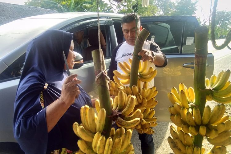 Pedagang pisang di Desa Simpang Betong, Kecamatan Laweung, Pidie, Kamis (24/10/2019)