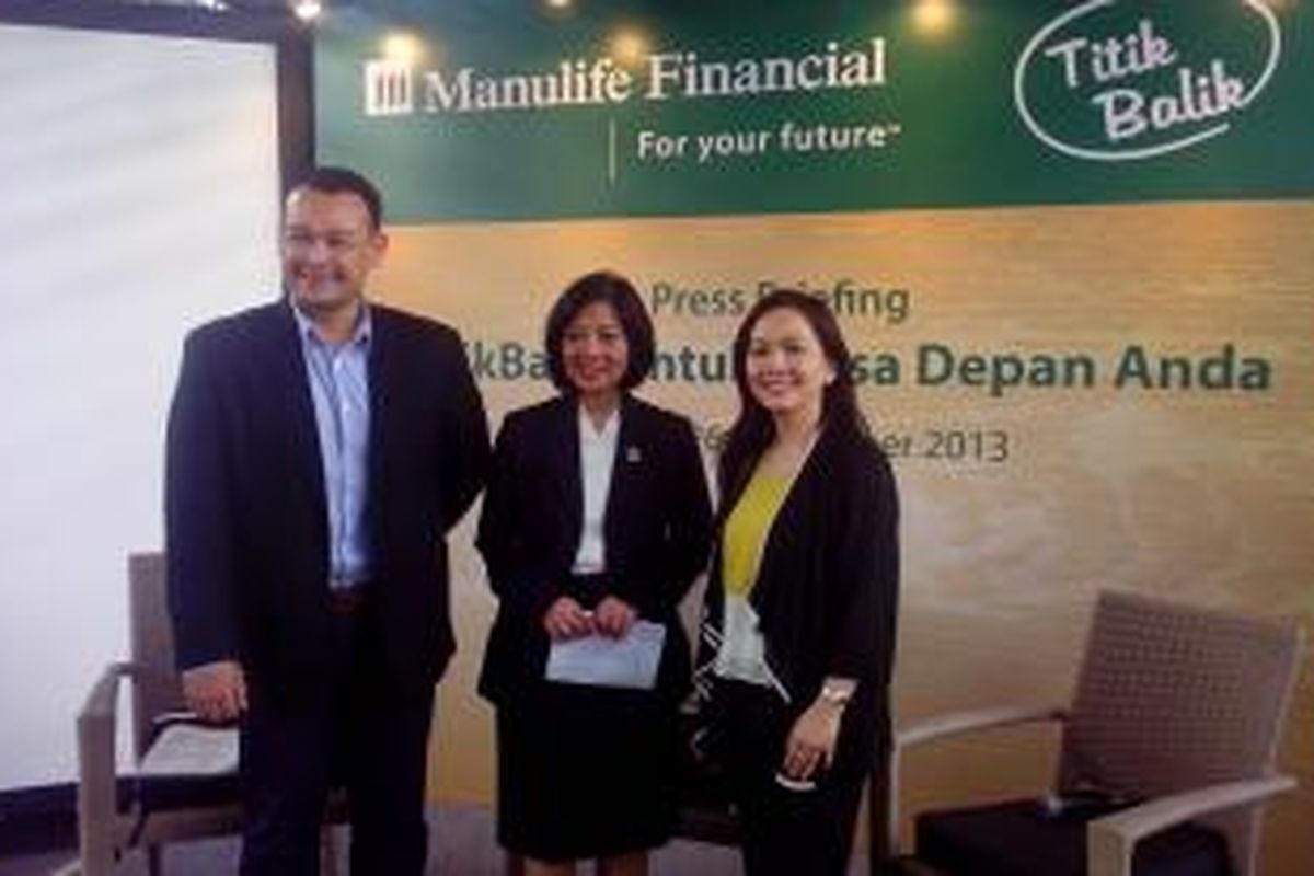 Psikolog Alexander Sriewijono dan Vice President Director & Chief Employee Benefits and Syariah Officer Manulife Indonesia Nelly Husnayati dalam peluncuran Kampanye Titik Balik di Jakarta, Kamis (26/9/2013).