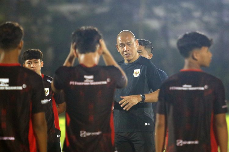 Pelatih kepala Timnas U17 Indonesia Nova Arianto Sartono (kedua kanan) memberikan arahan ke pesepak bola Timnas U17 Indonesia saat sesi latihan di Lapangan Indomilk Arena, Kabupaten Tangerang, Banten, Sabtu (7/2/2026). Latihan tersebut digelar jelang laga persahabatan melawan Timnas Cina U-17 yang akan berlangsung di Stadion Indomilk Arena pada 8 dan 11 Februari 2026. ANTARA FOTO/Muhammad Iqbal/agr