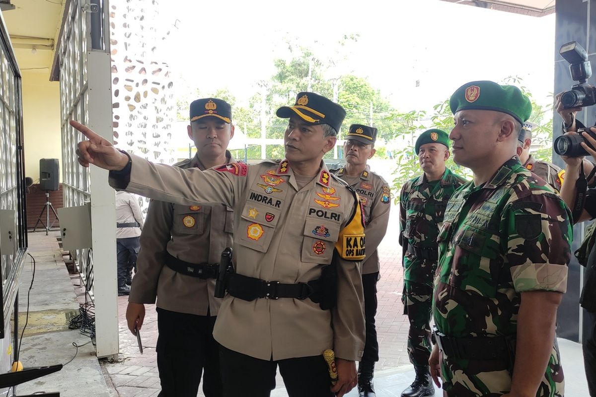 #---Kapolres Trenggalek bersama Komandan Kodim 0806 Trenggalek melihat Electric Tactical Game (ETG) pola pengamanan pemilu 2024 di Halaman Polres Trenggalek, Senin (25/11/2024).---#